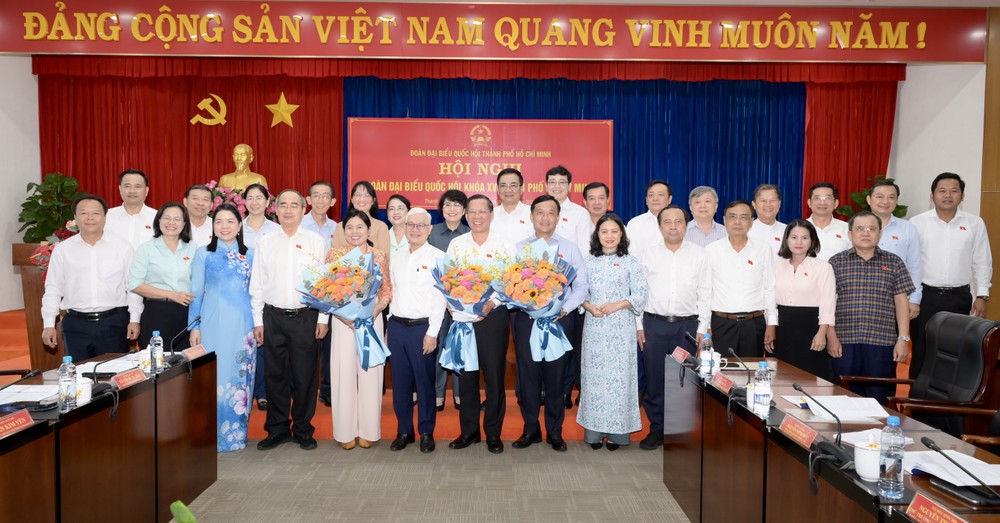 Trưởng đoàn ĐBQH TPHCM Nguyễn Văn Lợi và các ĐBQH tặng hoa tri ân lãnh đạo Đoàn ĐBQH TPHCM đã chuyển công tác: Đồng chí Phan Văn Mãi, đồng chí Hà Phước Thắng và đồng chí Nguyễn Trần Phượng Trân. Ảnh: VĂN MINH DSC_2656.jpeg