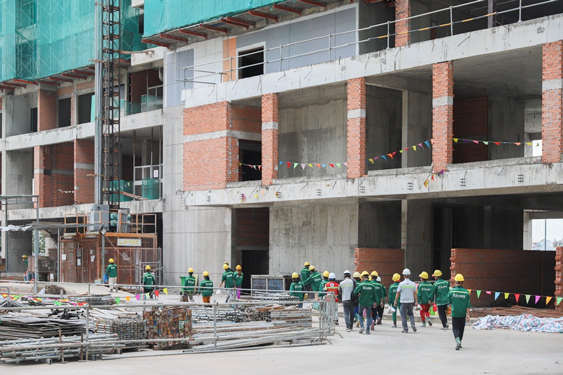 Nguồn cung nhà ở tại TP HCM tăng mạnh trong năm 2025 - Ảnh 1.