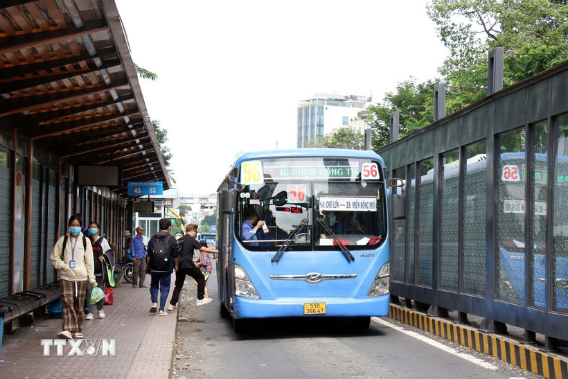 Passengers board a bus at the bus station on Ham Nghi Street, District 1, Ho Chi Minh City. (Photo: Tien Luc/VNA)