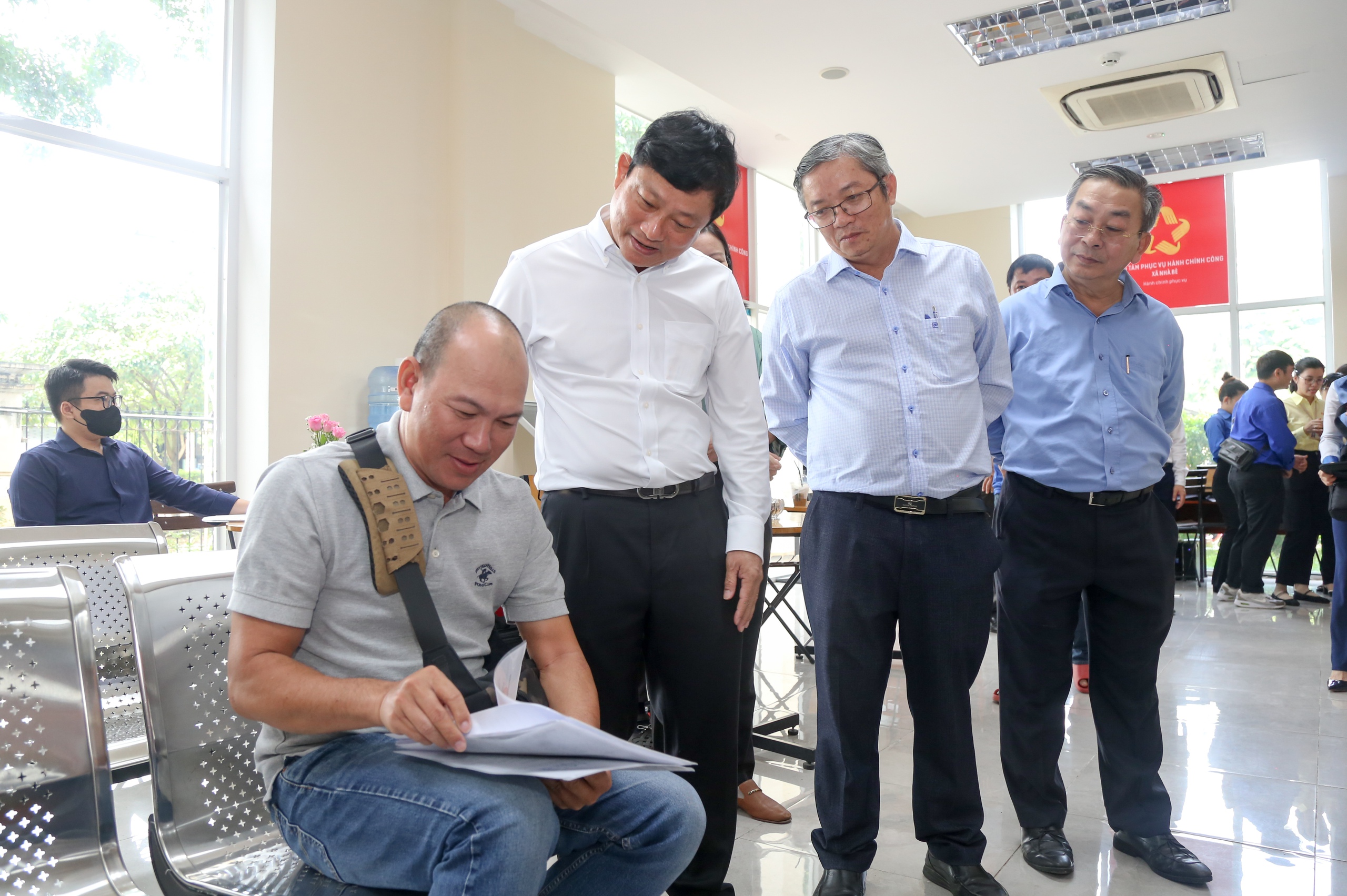 Chủ tịch HĐND TP.HCM Võ Văn Minh khảo sát công tác phục vụ người dân tại xã Nhà Bè - Ảnh 2.