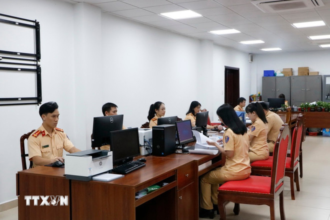 Phòng Cảnh sát giao thông Thành phố Hồ Chí Minh (khu vực Bình Dương) tăng ca, làm cuối tuần để kịp tiến độ cấp giấy phép lái xe. (Ảnh: Huyền Trang/TTXVN) ttxvn-sat-hach-lai-xe-tphcm-3.jpg