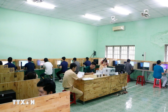 Công tác tổ chức thi sát hạch diễn ra trật tự, nghiêm túc. (Ảnh: Huyền Trang/TTXVN) ttxvn-sat-hach-lai-xe-tphcm-1.jpg