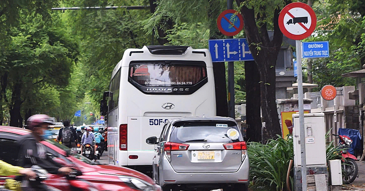 Nghiên cứu lắp đặt thêm camera giám sát, xử phạt lấn chiếm lòng đường, vỉa hè ở TP.HCM