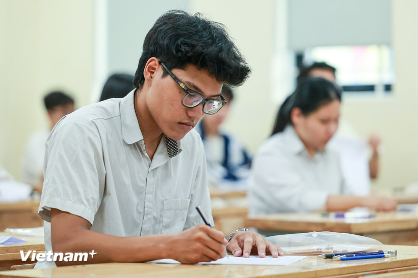 Thí sinh dự thi Tốt nghiệp trung học phổ thông. (Ảnh: Minh Sơn/Vietnam+)
