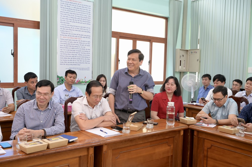 Nhà báo Nguyễn Ngọc Anh, Phó Tổng Biên tập Báo Sài Gòn Giải Phóng góp ý. Ảnh: VĂN MINH DSC_4111.jpeg