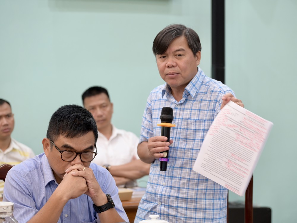 Đồng chí Tăng Hữu Phong trình bày tóm tắt đề án sắp xếp, tinh gọn, mạnh, hiệu năng, hiệu lực, hiệu quả hệ thống báo chí TPHCM. Ảnh: VĂN MINH DSC_4438.jpeg