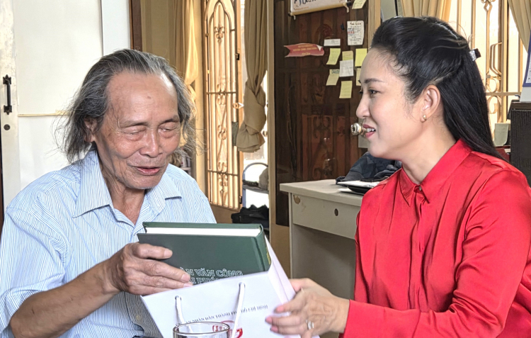 Thăm, tặng quà văn nghệ sĩ tiêu biểu nhân dịp tổng kết 50 năm văn học nghệ thuật TPHCM