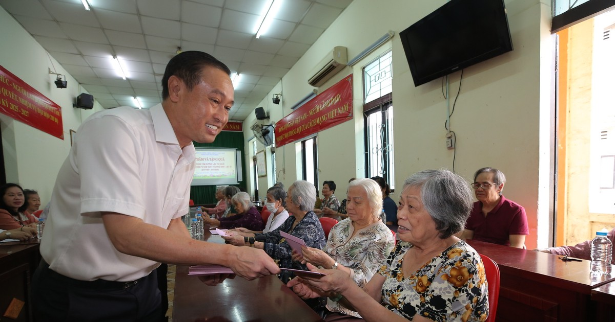 Lãnh đạo TPHCM thăm, tặng quà Trung tâm Dưỡng lão Thị Nghè và gia đình chính sách tiêu biểu