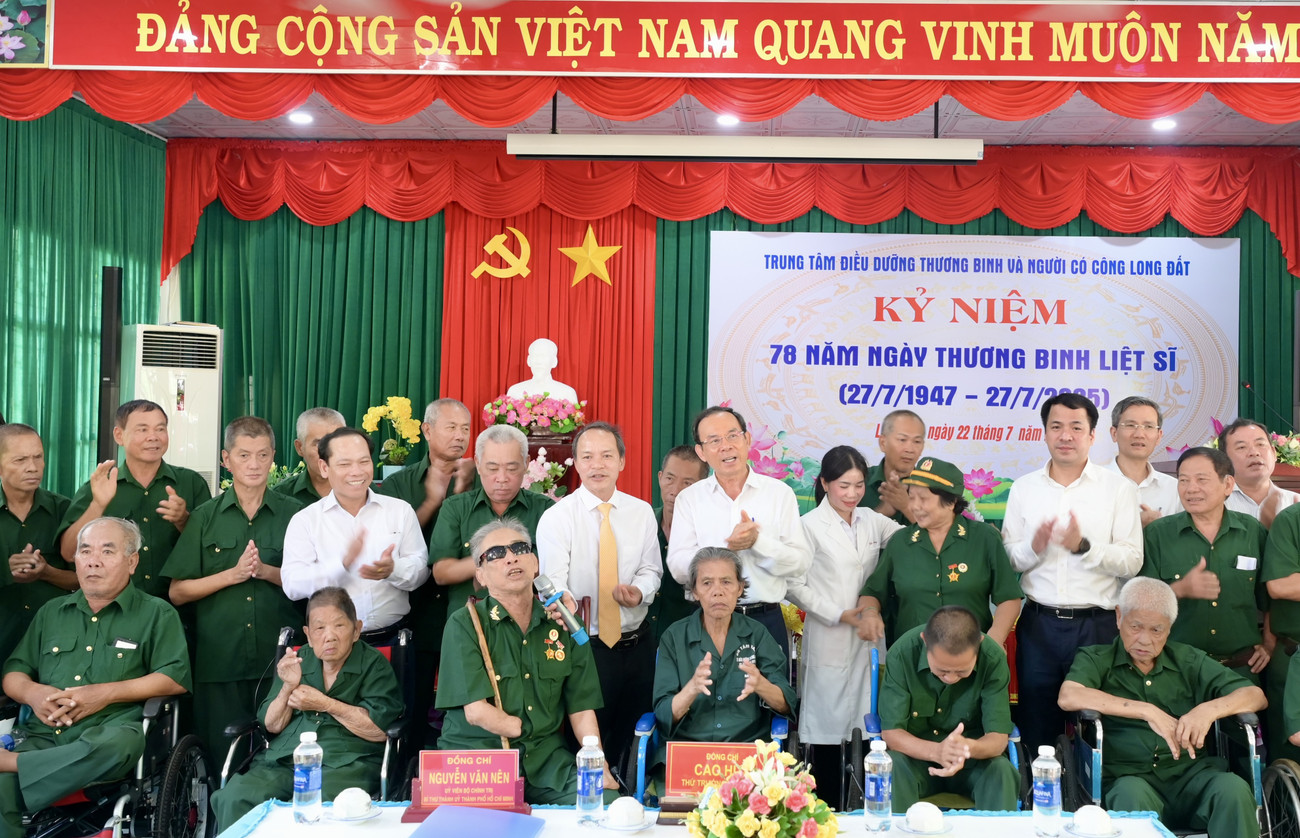 Bí thư Thành ủy TPHCM Nguyễn Văn Nên cùng các đại biểu và thương bệnh binh hòa vang khúc hát thân tình. Ảnh: Văn Minh. dsc-5811-9147-3905jpeg.jpg