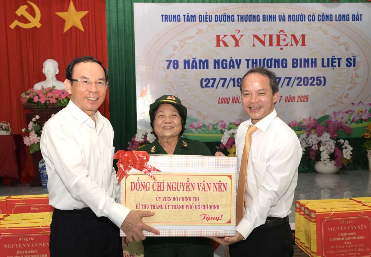 Bí thư Thành ủy TPHCM Nguyễn Văn Nên cùng các đại biểu tặng quà tri ân đến các thương binh, bệnh binh. Ảnh: Văn Minh. dsc-5439-2753-4054jpeg.jpg