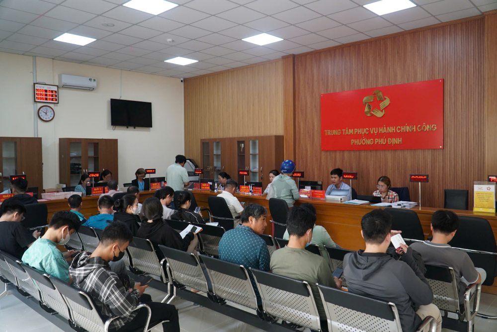 Không khí nhộn nhịp tại Trung tâm phục vụ Hành chính công ở phường Phú Định. Ảnh: Minh Tâm