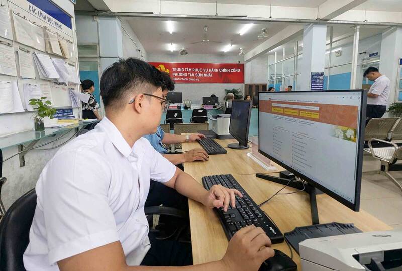 Nhờ đường dây nóng tại phường mà phản ánh cũng như thắc mắc của người dân được hỗ trợ kịp thời. Ảnh: Minh Tâm