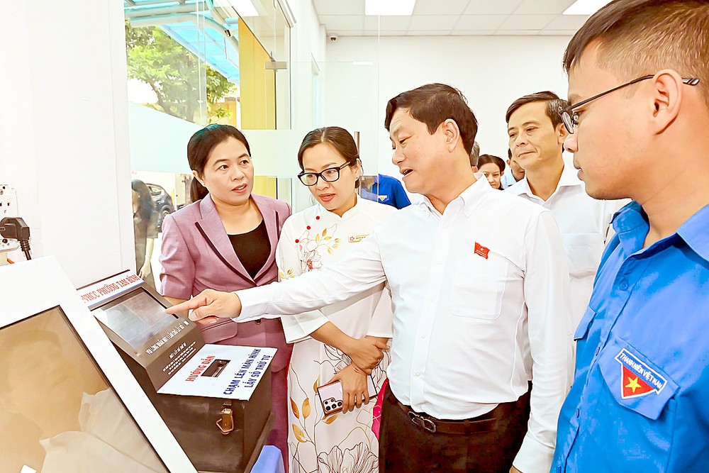 Chủ tịch HĐND TPHCM Võ Văn Minh khảo sát hoạt động của Trung tâm Phục vụ hành chính công phường Tam Bình, TPHCM. Ảnh: VIỆT DŨNG X1g.jpg