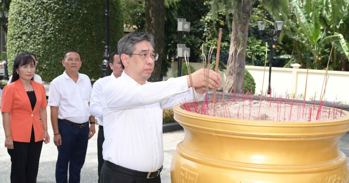 Dâng hoa, dâng hương tưởng niệm Anh hùng liệt sĩ Võ Thị Sáu