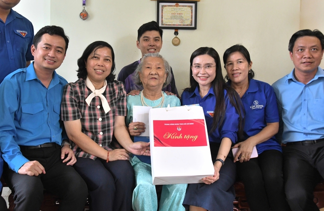 Thế hệ trẻ tri ân các mẹ Việt Nam anh hùng - Ảnh 1.