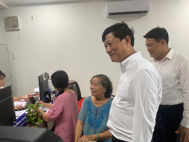 Chủ tịch HĐND TP HCM Võ Văn Minh rất vui với “việc nhỏ nhưng rất ý nghĩa” ở phường Tân Đông Hiệp- Ảnh 2.