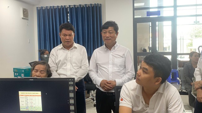 Chủ tịch HĐND TP HCM Võ Văn Minh rất vui với “việc nhỏ nhưng rất ý nghĩa” ở phường Tân Đông Hiệp- Ảnh 1.
