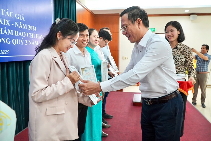 Khen thưởng 70 tác phẩm báo chí xuất sắc viết về TP HCM trong quý II/2025- Ảnh 3. Khen thưởng 70 tác phẩm báo chí xuất sắc viết về TP HCM trong quý II/2025- Ảnh 3.
