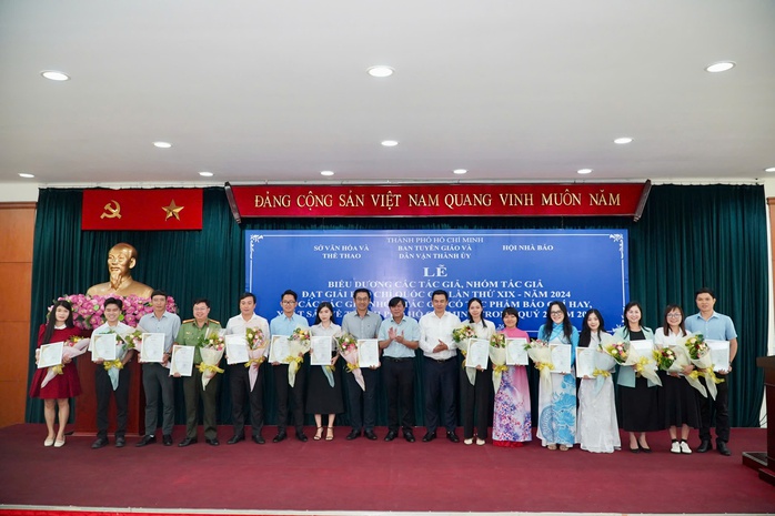 Khen thưởng 70 tác phẩm báo chí xuất sắc viết về TP HCM trong quý II/2025- Ảnh 2. Khen thưởng 70 tác phẩm báo chí xuất sắc viết về TP HCM trong quý II/2025- Ảnh 2.