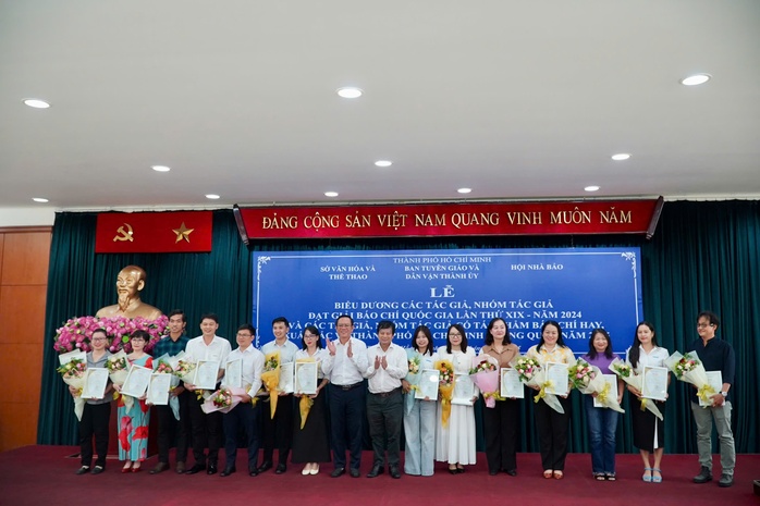Khen thưởng 70 tác phẩm báo chí xuất sắc viết về TP HCM trong quý II/2025- Ảnh 5. Khen thưởng 70 tác phẩm báo chí xuất sắc viết về TP HCM trong quý II/2025- Ảnh 5.