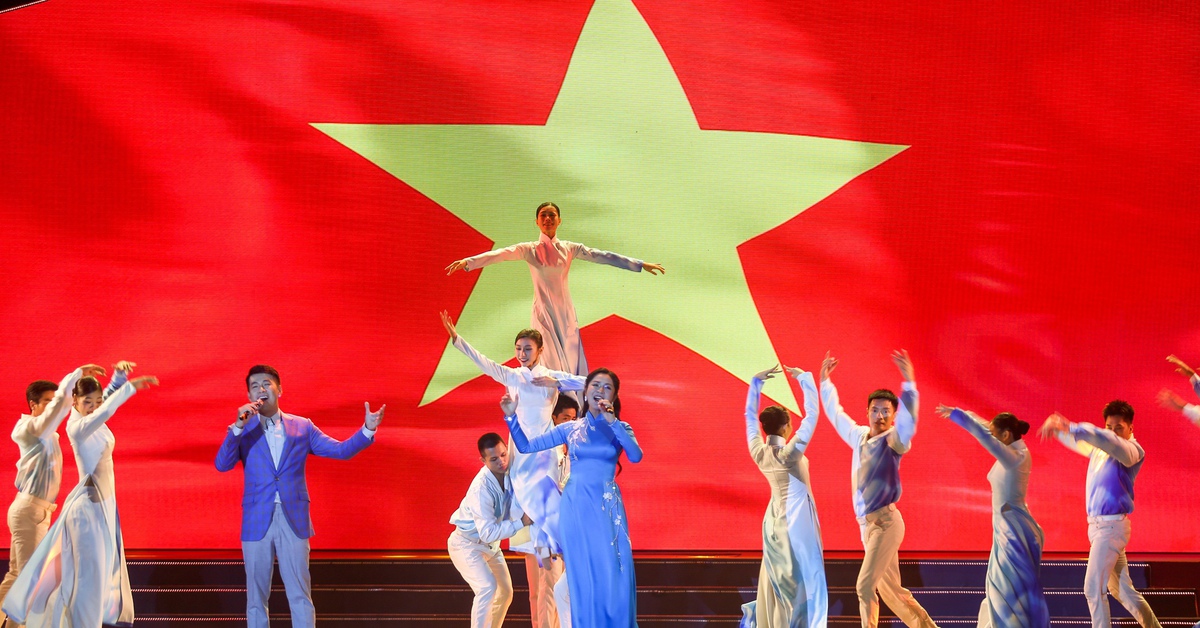 ‘Côn Đảo - Bản hùng ca bất tử’ thu hút đông đảo người dân trong đêm nghệ thuật tri ân