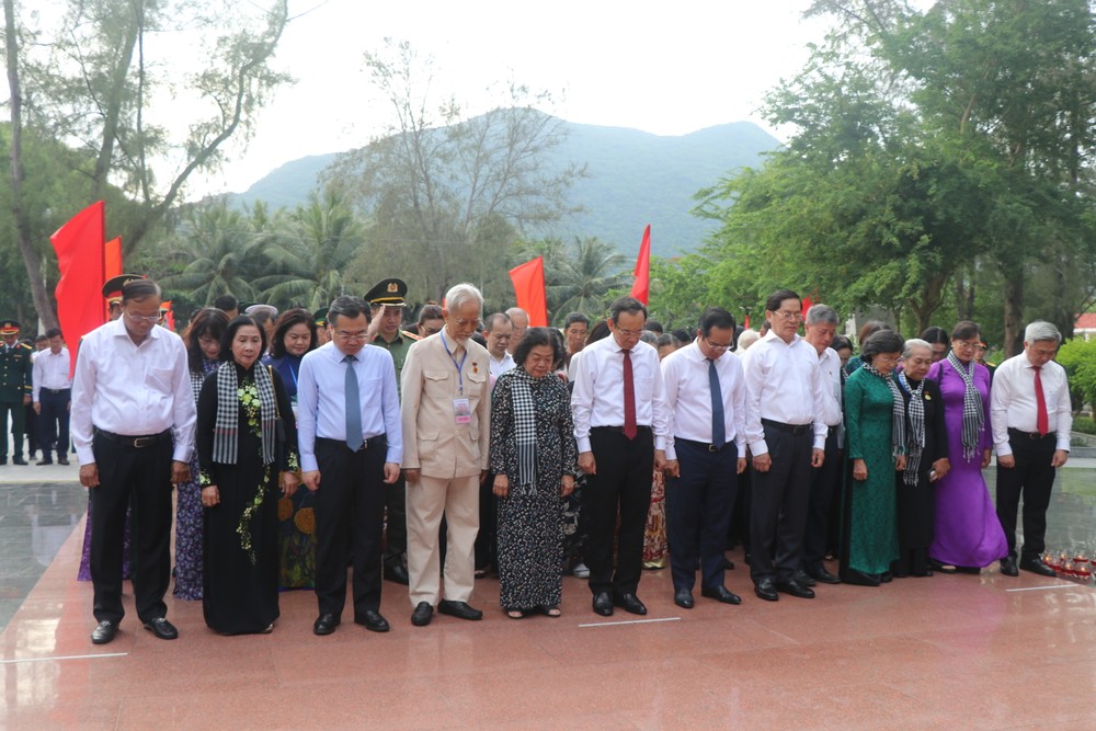 Đại biểu mặc niệm tưởng nhớ các Anh hùng liệt sĩ tại Nghĩa trang Hàng Keo IMG_1583.JPG