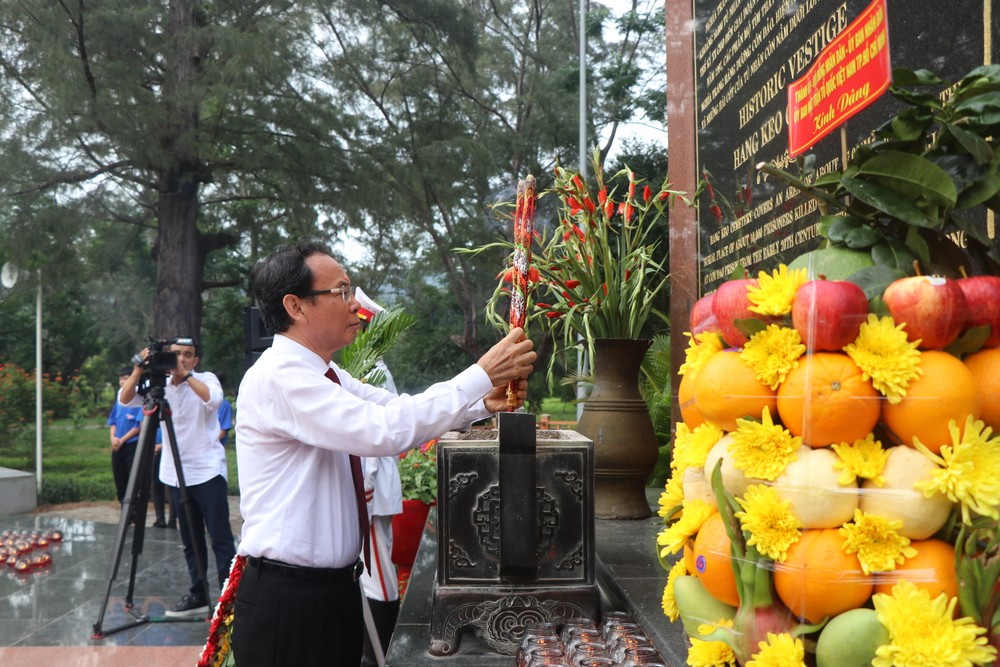 Bí thư Thành ủy TPHCM Nguyễn Văn Nên dâng hương tưởng niệm tại Nghĩa trang Hàng Keo IMG_1607.JPG