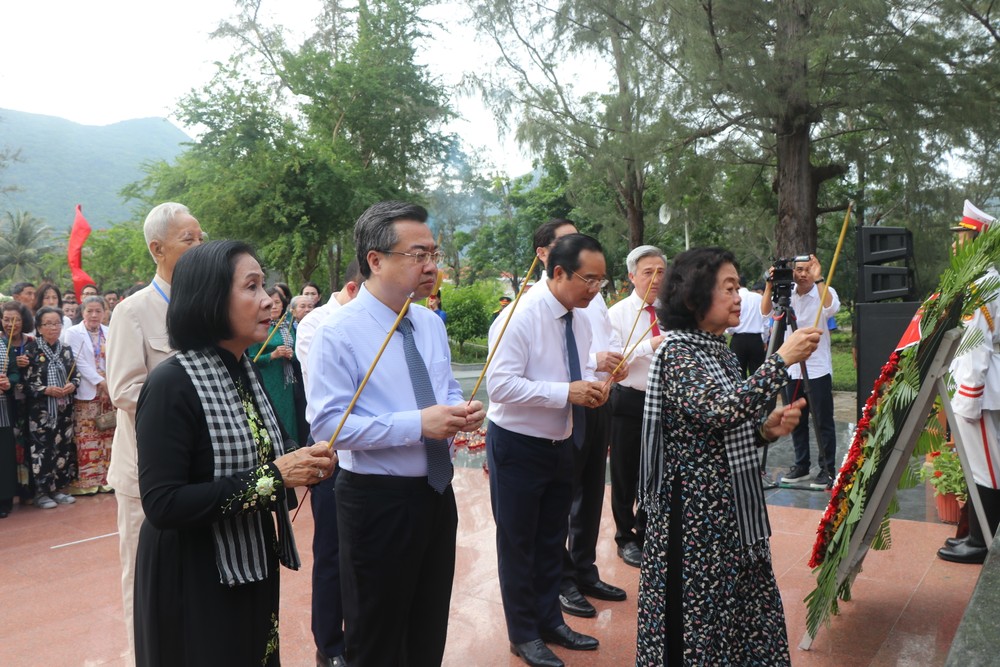 Đại biểu dâng hương tại Nghĩa trang Hàng Keo IMG_1615.JPG