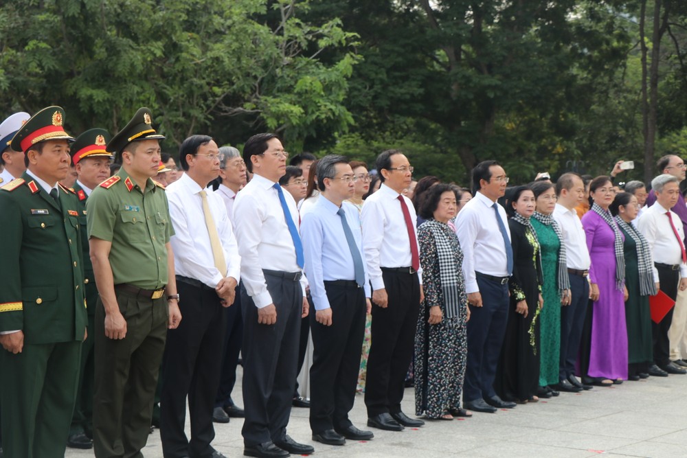 Đoàn đại biểu TPHCM dâng hương tại Nghĩa trang Hàng Dương IMG_1693.JPG