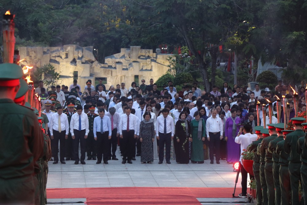Đoàn đại biểu TPHCM mặc niệm tưởng nhớ các Anh hùng liệt sĩ IMG_1725.JPG
