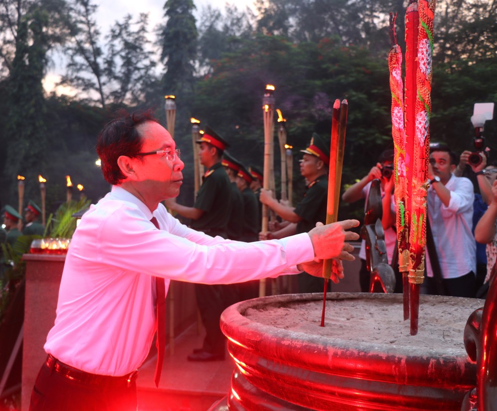 Bí thư Thành ủy TPHCM Nguyễn Văn Nên dâng hương IMG_1770.JPG
