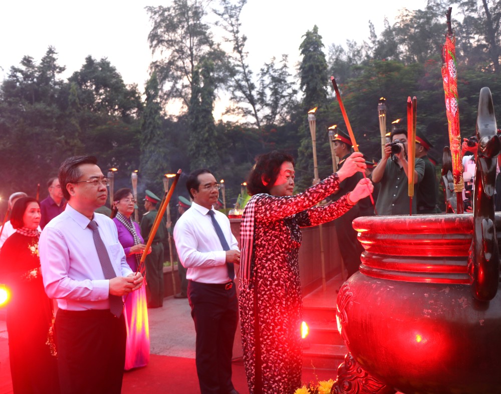 Đoàn đại biểu TPHCM dâng hương tưởng niệm IMG_1779.JPG