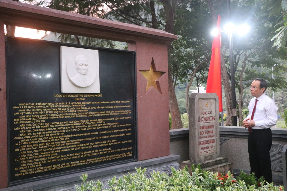 Đồng chí Nguyễn Văn Nên cùng Đoàn đại biểu dâng hương tại khu mộ cố Tổng Bí thư Lê Hồng Phong tại Nghĩa trang Hàng Dương IMG_1833 (2).JPG