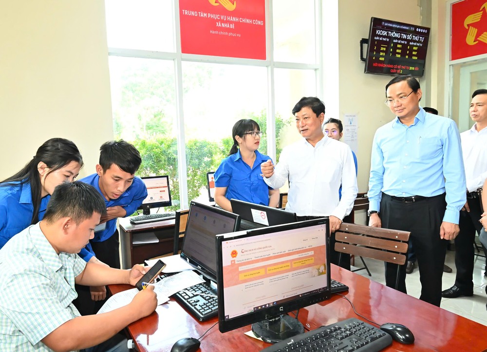 Chủ tịch HĐND TPHCM Võ Văn Minh làm việc với xã Nhà Bè. Ảnh VIỆT DŨNG 17-7. 5.jpg