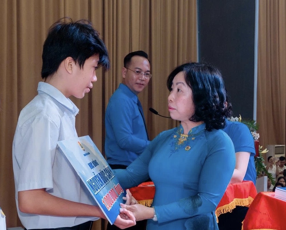 Bà Thái Thu Xương, Phó Chủ tịch Thường trực Tổng LĐLĐ Việt Nam trao học bổng cho học sinh. học bổng Nguyễn Đức Cảnh (3).jpg