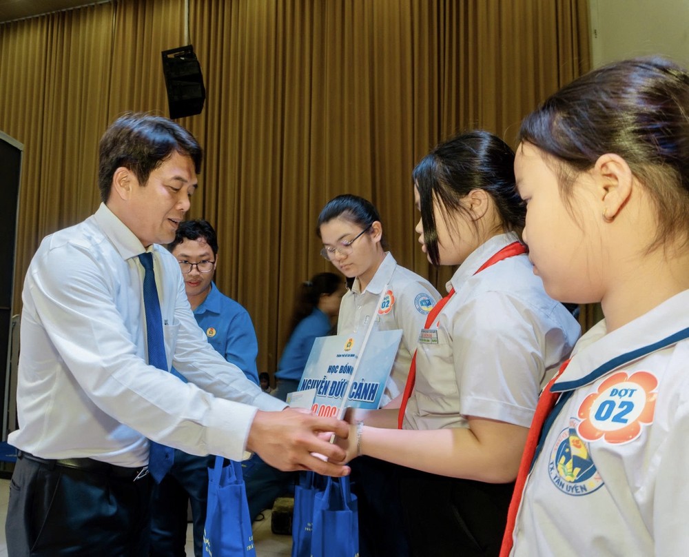 Ông Bùi Thanh Nhân, Chủ tịch LĐLĐ TP.HCM trao học bổng cho học sinh. học bổng Nguyễn Đức Cảnh (5).jpg