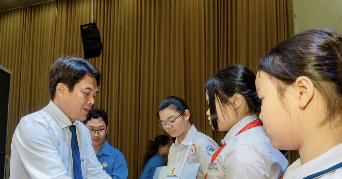 Trao học bổng Nguyễn Đức Cảnh cho 300 con em công nhân, người lao động tại TP.HCM