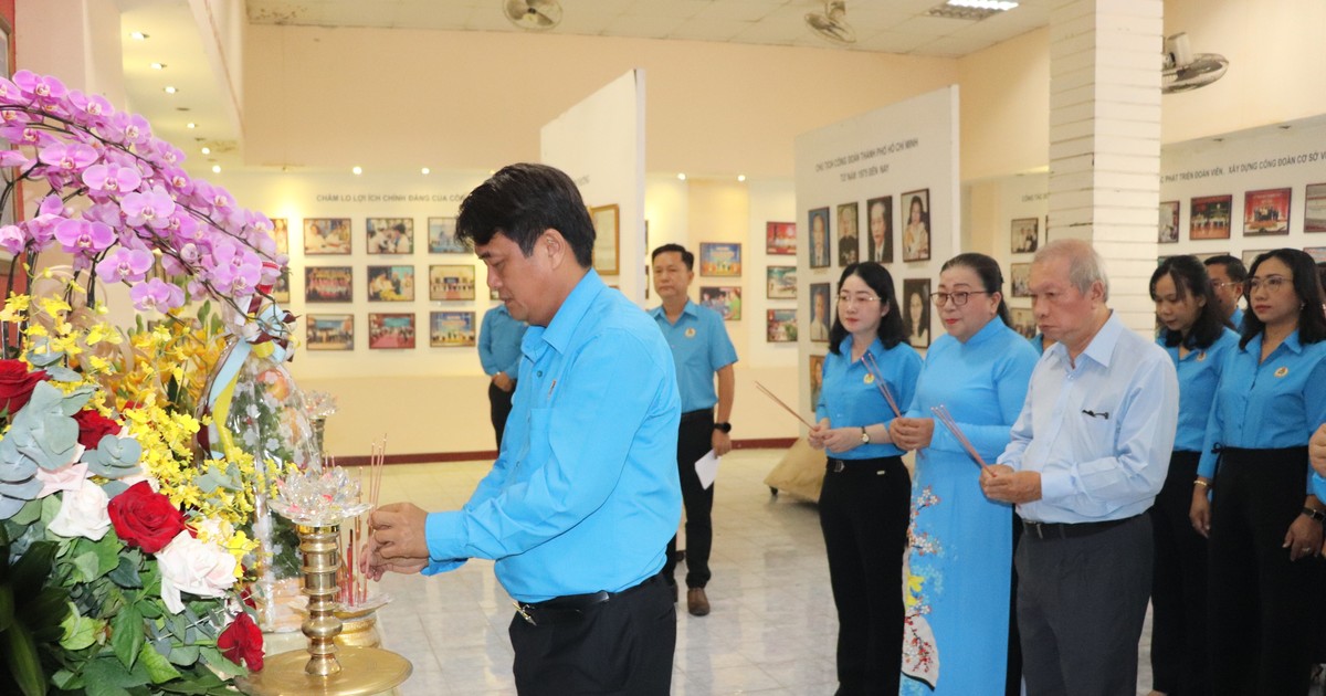 Cán bộ công đoàn dâng hương tưởng nhớ Chủ tịch Hồ Chí Minh và Chủ tịch Tôn Đức Thắng