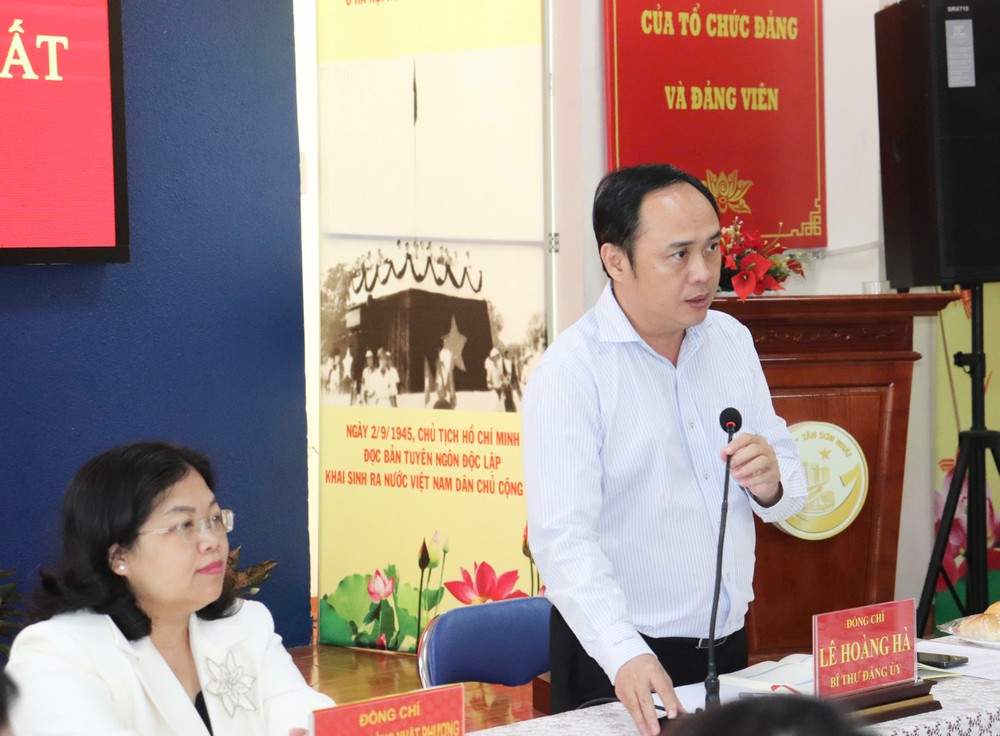 Bí thư Đảng ủy phường Tân Sơn Nhất Lê Hoàng Hà trao đổi tại buổi làm việc z6852009948997_1c62c8f3d793b56f4f495054582760cc.jpg