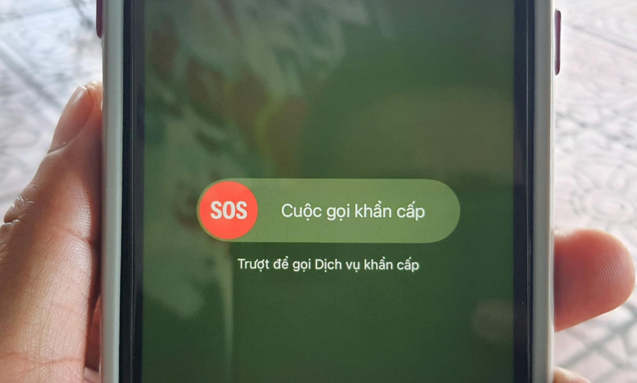Tính năng SOS trên điện thoại iPhone. Ảnh: Hoàng Thuận. mua-ban-nguoi-2.jpg