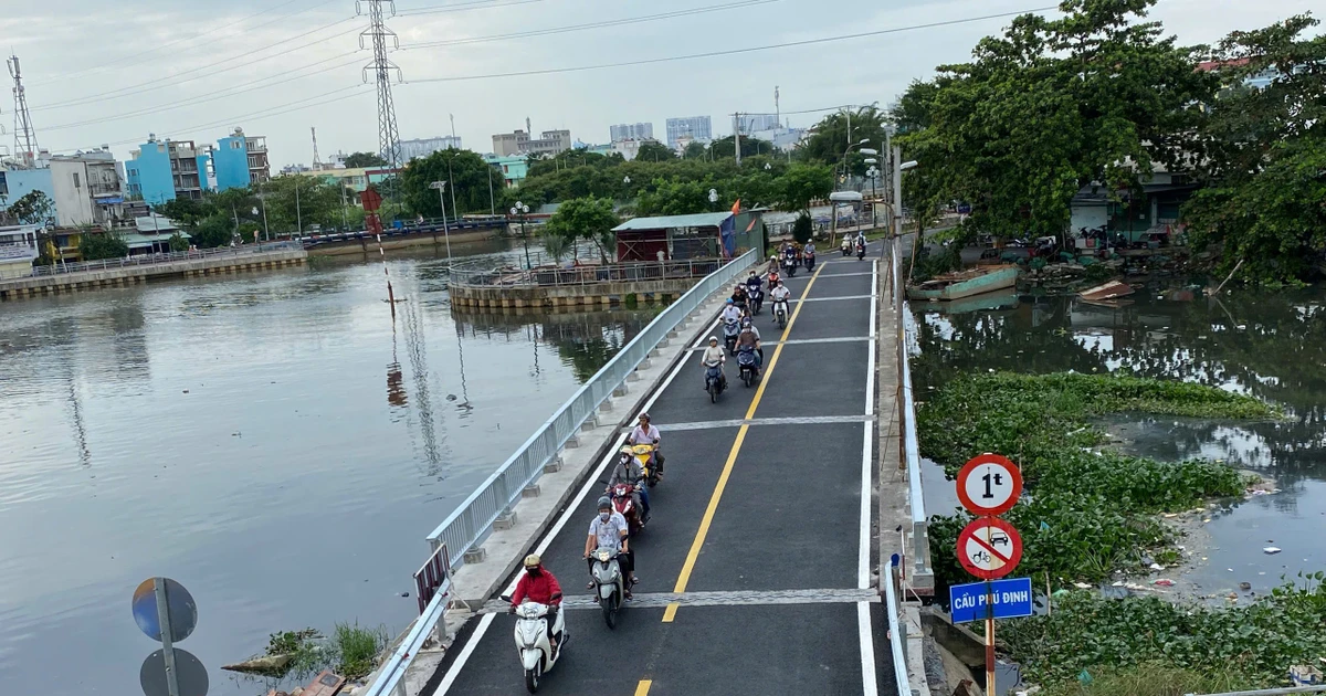 Cầu Phú Định thông xe trở lại, người dân thoát cảnh kẹt giờ cao điểm