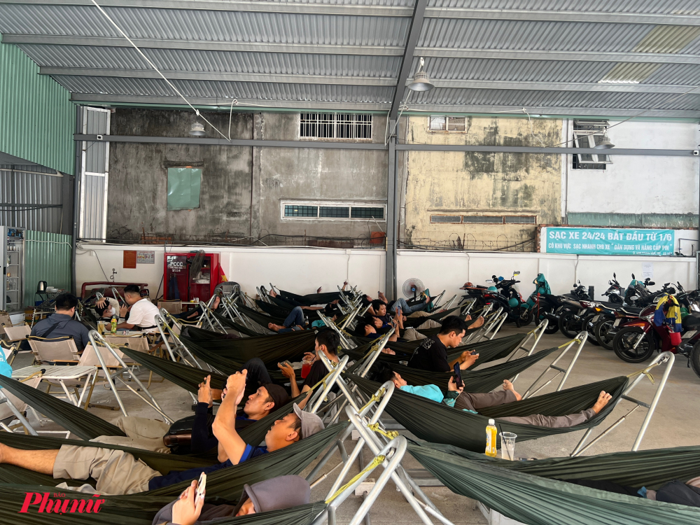 Càng về trưa, lượng khách đổ về nghỉ ngơi sạc điện càng đông, gần như kín khu vực võng nằm khách phải ngồi ghế chờ đợi sạc pin.