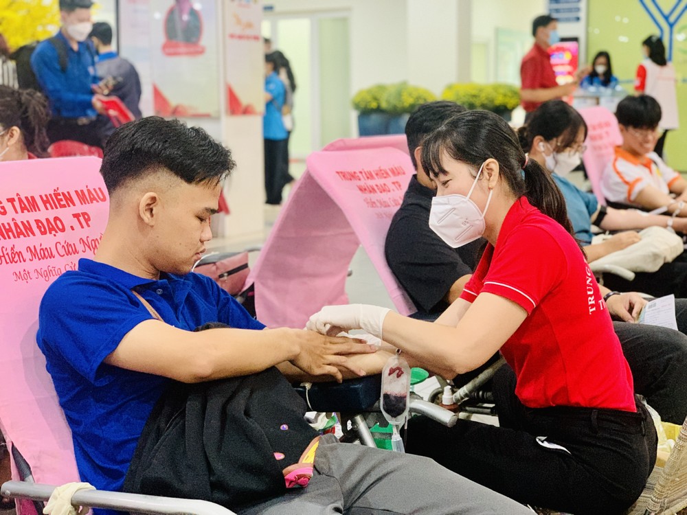 ប្រជាជនទីក្រុងហូជីមិញចូលរួមបរិច្ចាគឈាមដោយស្ម័គ្រចិត្ត។ រូបថត៖ THAO PHUONG hiến máu tình nguyện
