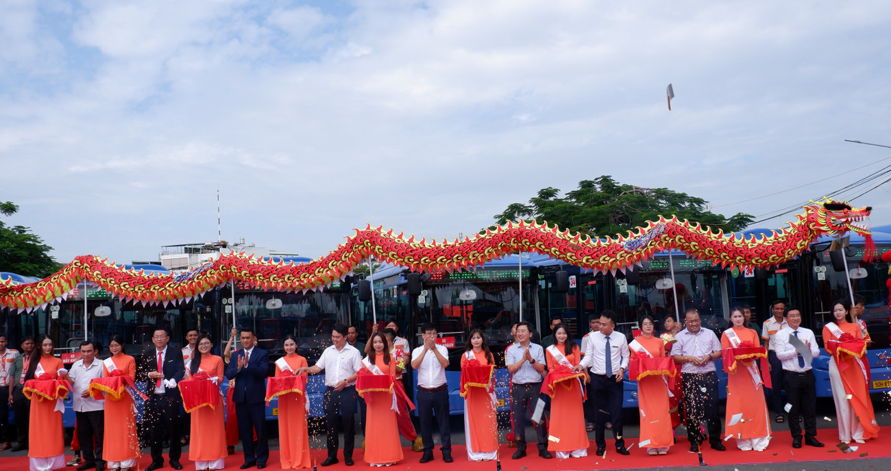 Các đại biểu thực hiện nghi thức vận hành 35 tuyến xe buýt có trợ giá tại TPHCM. Ảnh: Hữu Huy dscf0706.jpg