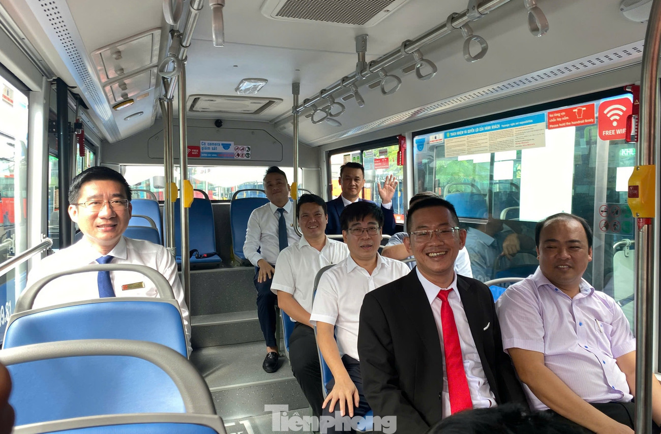 Các đại biểu trải nghiệm trên xe buýt điện mới. Ảnh: Hữu Huy tp-buyt-dien-999999.jpg