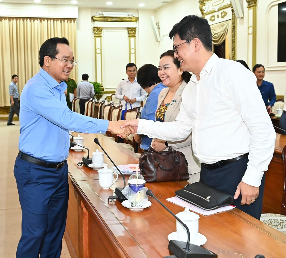 Đồng chí Nguyễn Văn Được trao đổi cùng lãnh đạo các phường. Ảnh: VIỆT DŨNG z6858952876382_b5014328844bd74b353407b8edf0825f.jpg