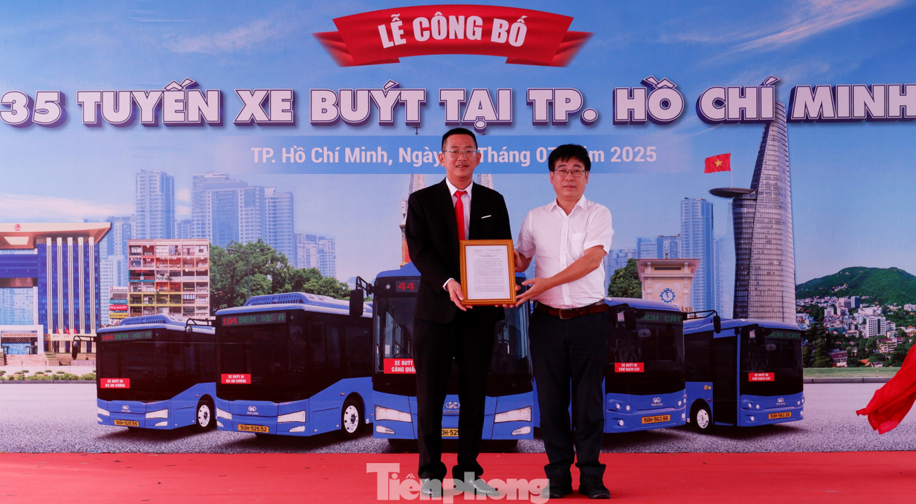 Ông Nguyễn Vĩnh Toàn - Phó Giám đốc Sở Xây dựng TPHCM (bên phải) trao quyết định vận hành tuyến cho đại diện Công ty Phương Trang. Ảnh: Hữu Huy tp-buyt-dien.jpg