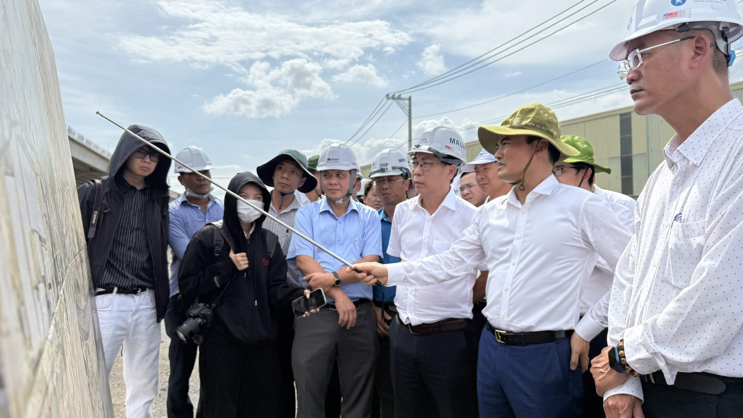 TP.HCM: Phó chủ tịch Bùi Xuân Cường kiểm tra công trình giao thông, tháo gỡ ùn tắc- Ảnh 2. TP.HCM: Phó chủ tịch Bùi Xuân Cường kiểm tra công trình giao thông, tháo gỡ ùn tắc- Ảnh 2.