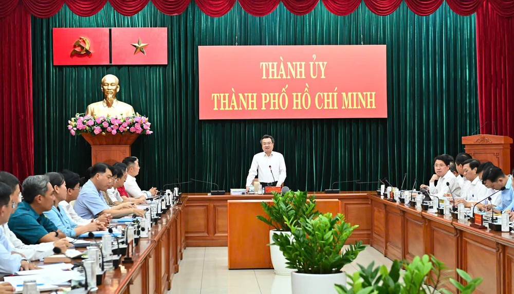 សមមិត្ត Nguyen Thanh Nghi ធ្វើជាអធិបតីកិច្ចប្រជុំ។ រូបថត៖ VIET DUNG d99504ea330bba55e31a.jpg