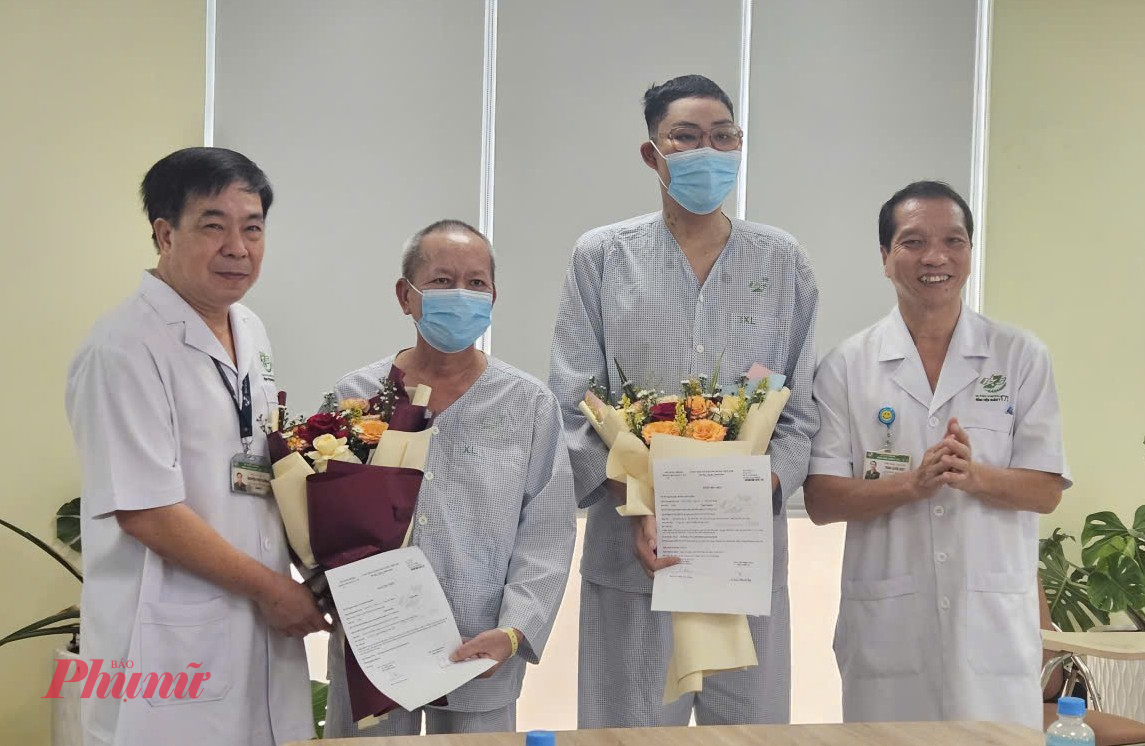 Đại tá, TS.BS Nguyễn Việt Cường – Phó Giám đốc (bìa trái) và Thiếu tướng, TS.BS Trần Quốc Việt – Giám đốc Bệnh viện Quân y 175 (bìa phải) trao giấy xuất viện cho 2 bệnh nhân